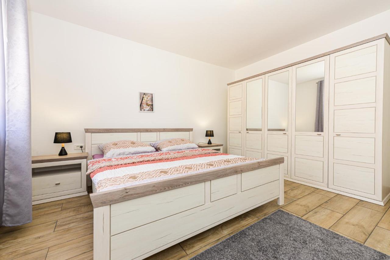 סטארה נובליה Apartments Amfora - Cozy And Modern Apartments For Up To 15 People, 100M From The Sea And Beach מראה חיצוני תמונה
