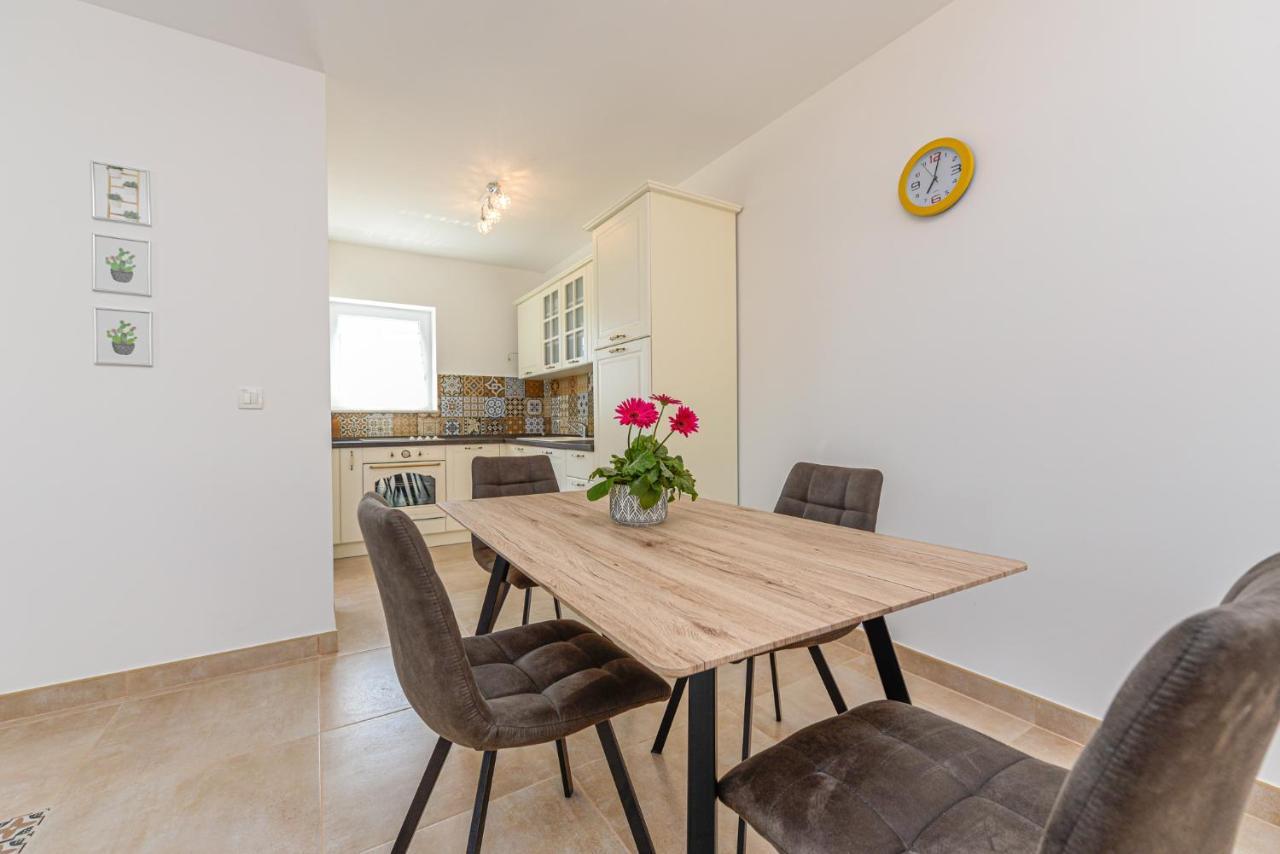 סטארה נובליה Apartments Amfora - Cozy And Modern Apartments For Up To 15 People, 100M From The Sea And Beach מראה חיצוני תמונה